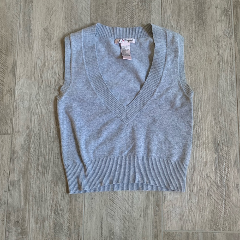 🌟🌟CROP TOP SWEATER VEST! V neck!!🌟🌟  Size medium